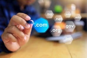 Különböző domain tartományok egy üveglapon.