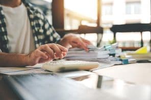 Könyvelő dolgozik íróasztalnál.