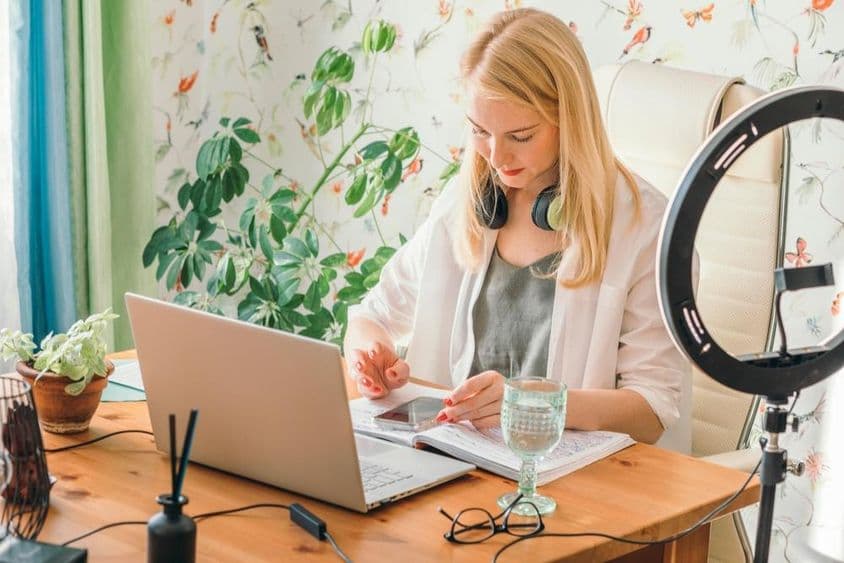 Egy lány videós tartalmakon keresztül építi személyes márkáját.