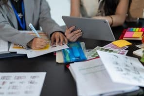 Üzleti emberek együttműködnek az új projekten.