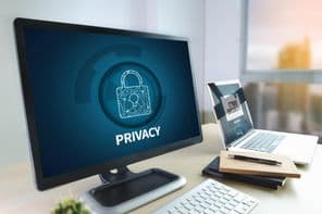 KIBERBIZTONSÁG egy számítógép monitorján.