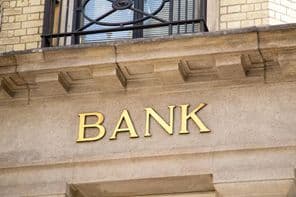 Bank felírat egy ház falán.