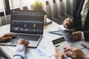 Üzleti találkozó, ötletelés, növekedési stratégiák elemzése.