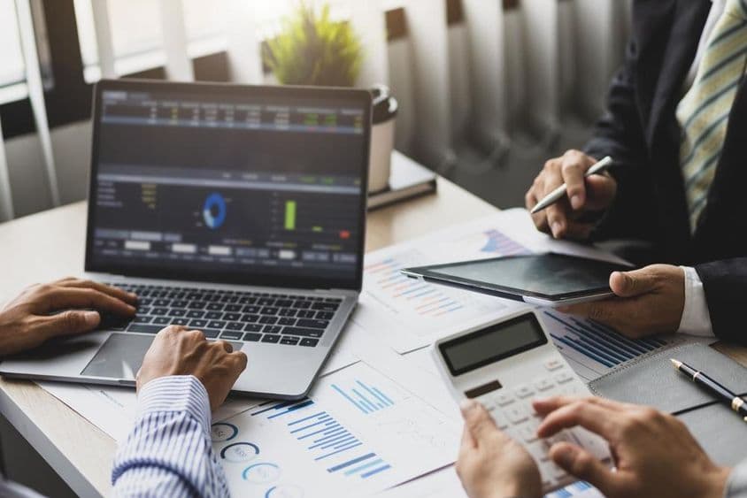 Üzleti találkozó, ötletelés, növekedési stratégiák elemzése.