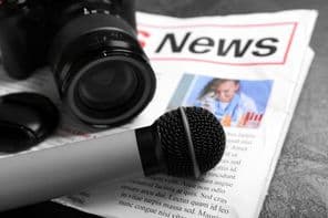 Újság mikrofonnal és fényképezőgéppel.