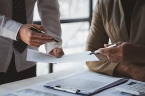 Üzletemberek találkoznak, hogy összefoglalják és megtervezzék a befektetési pénzügyeket.