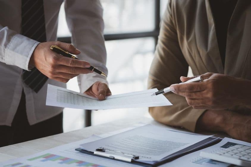 Üzletemberek találkoznak, hogy összefoglalják és megtervezzék a befektetési pénzügyeket.