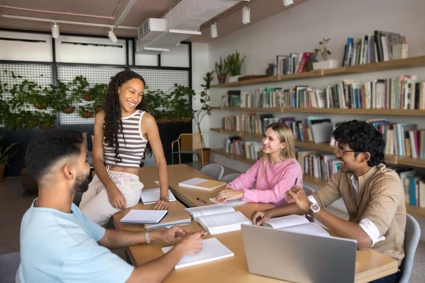 Boldog többnemzetiségű csoport sokszínű generáció z diákok.
