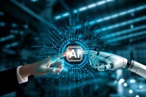 Robot és ember kezei összekapcsolják a mesterséges intelligencia MI áramköri kártyáját.