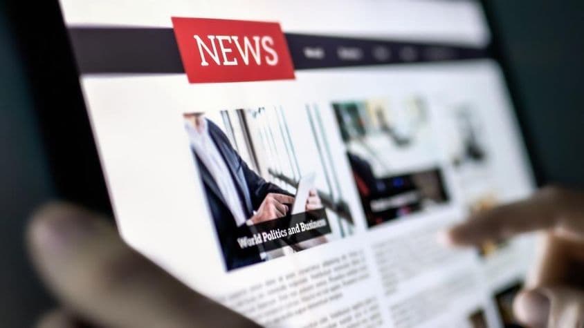 Újságcikk kiadvány a képernyőn.