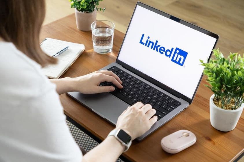 LinkedIn látható egy laptop kijelzőjén.