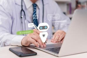 Az orvos kapcsolatba lép egy AI-asszisztenssel egy laptopon.