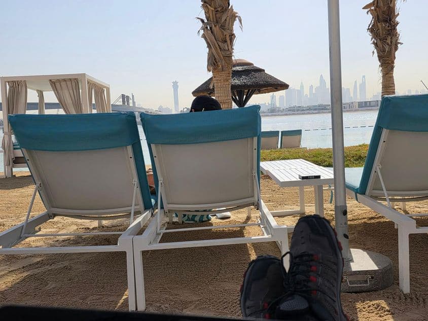 Tengerparti munkanap illúziója Dubaiban.