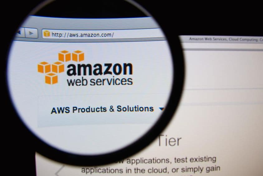 Az Amazon Web Services honlapja nagyítón keresztül.
