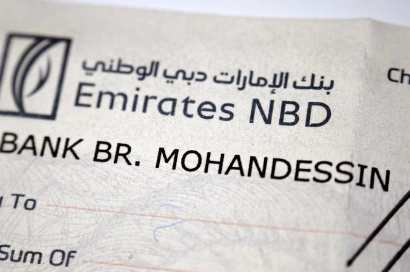Közeli kép az Emirates NBD bankcsekkjéről.