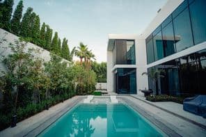 Villa kültéri úszómedence füves otthon.