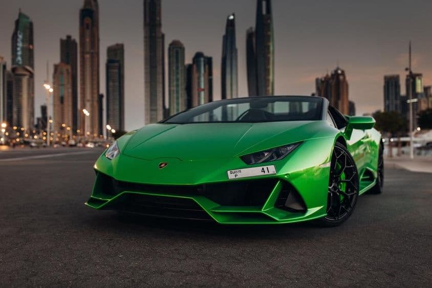 Lamborghini Huracan Spyder a kikötői parkolóban.