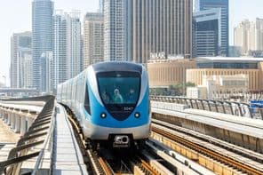 Metro a Dubai Marina állomás közelében