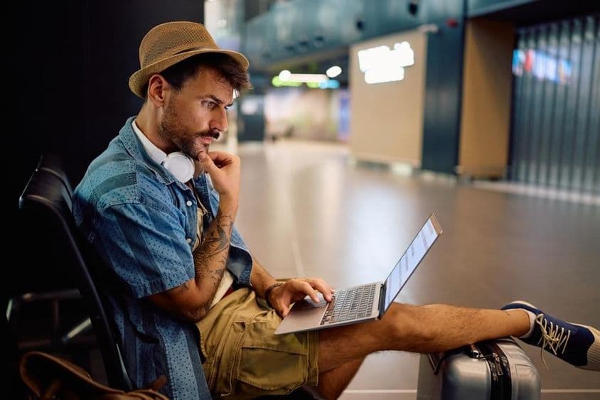 turista használ laptopot.