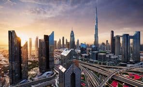 Drámai napfelkelte Dubai látképének panorámája felett