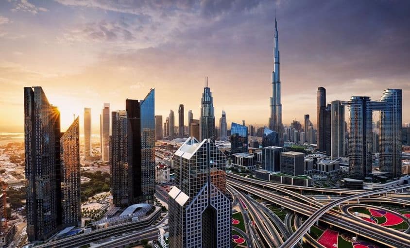 Drámai napfelkelte Dubai látképének panorámája felett